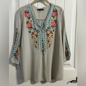 Andree Women's 3/4 Sleeve V-Neck Lt. Gray Boho Blouse w/Embroidery. Size L